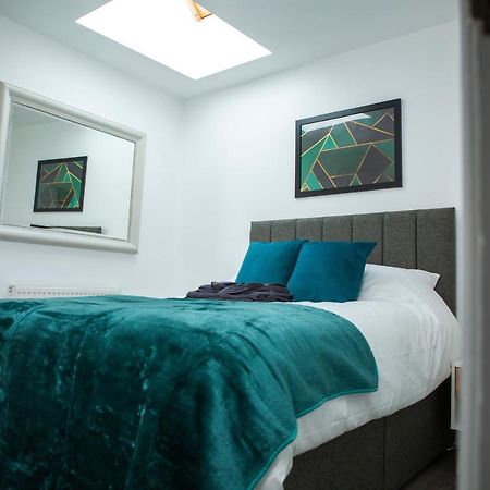 Modern Townhouse Apartment With Free Parking And Wifi ستارتفورد أبون آفون المظهر الخارجي الصورة