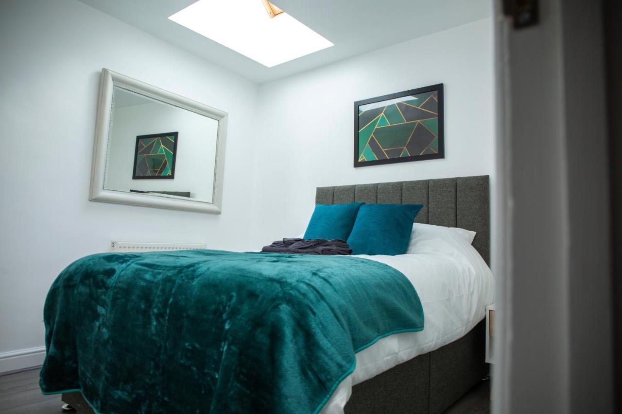 Modern Townhouse Apartment With Free Parking And Wifi ستارتفورد أبون آفون المظهر الخارجي الصورة