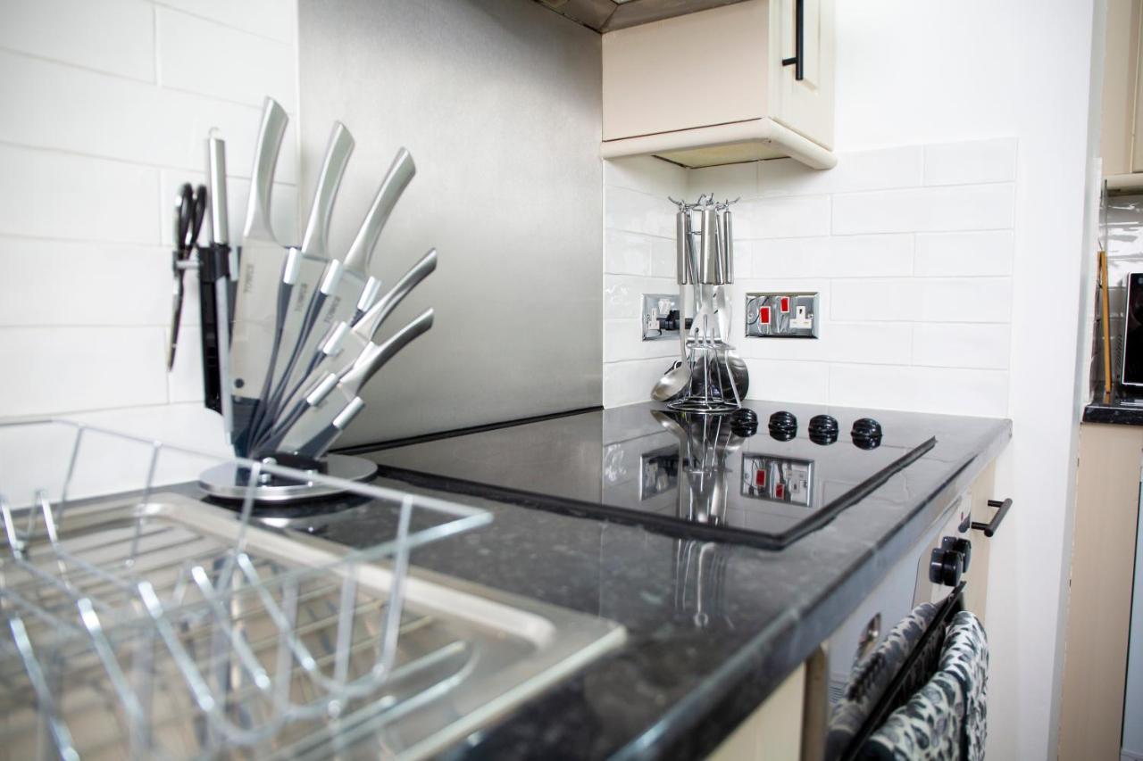 Modern Townhouse Apartment With Free Parking And Wifi ستارتفورد أبون آفون المظهر الخارجي الصورة
