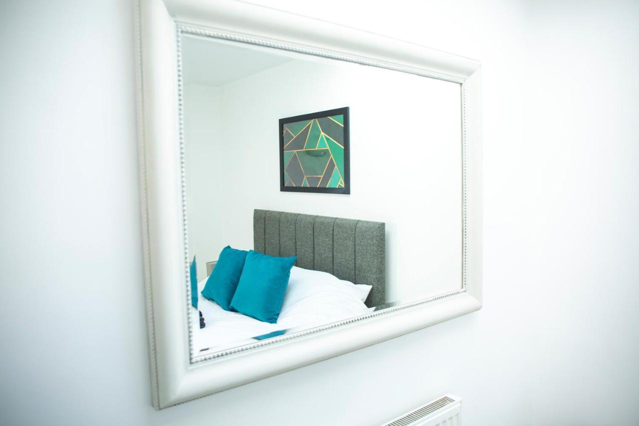 Modern Townhouse Apartment With Free Parking And Wifi ستارتفورد أبون آفون المظهر الخارجي الصورة