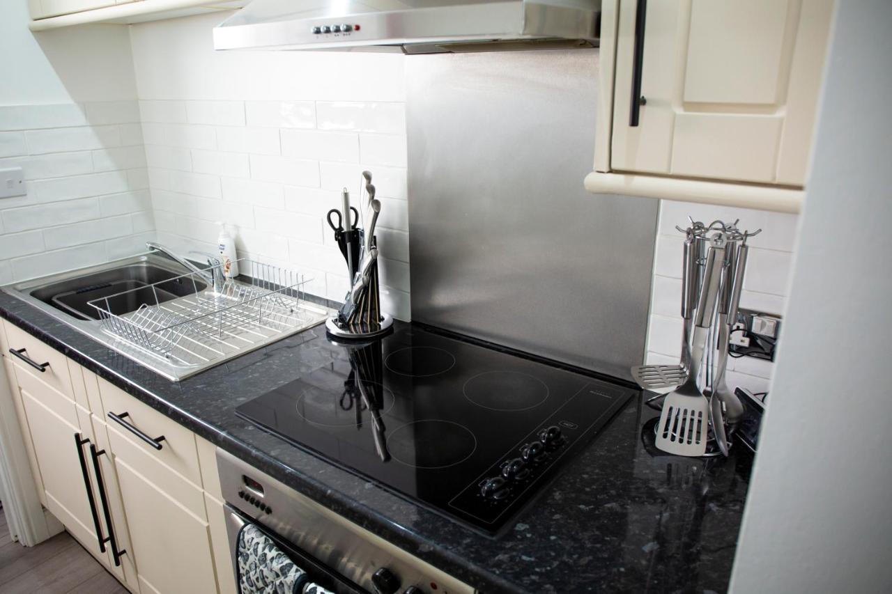 Modern Townhouse Apartment With Free Parking And Wifi ستارتفورد أبون آفون المظهر الخارجي الصورة