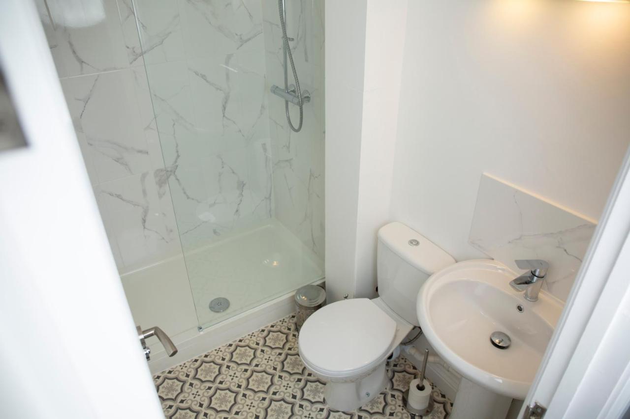 Modern Townhouse Apartment With Free Parking And Wifi ستارتفورد أبون آفون المظهر الخارجي الصورة